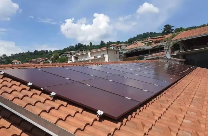 Moduli fotovoltaici colorati integrati su tetto in coppi
