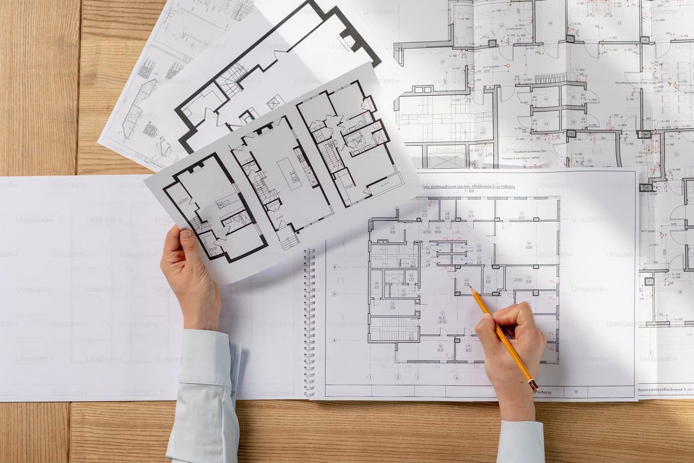 Architetto al lavoro su disegni e pratiche per un impianto fotovoltaico