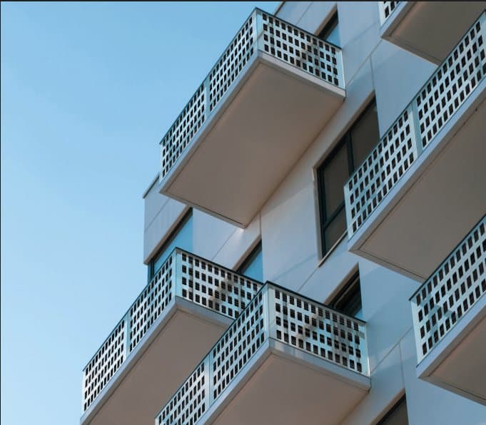 Modulo fotovoltaico semitrasparente vetro-vetro su pergola e facciata