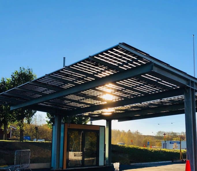 Modulo fotovoltaico semitrasparente vetro-vetro su pergola e facciata